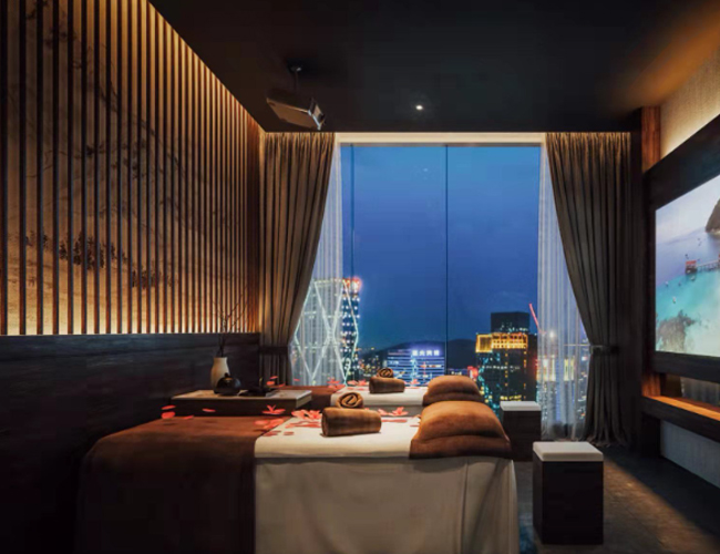 会馆内设有宽敞的休息区，配备舒适的沙发和茶几，顾客可以在这里品茗聊天，享受片刻的宁静。
